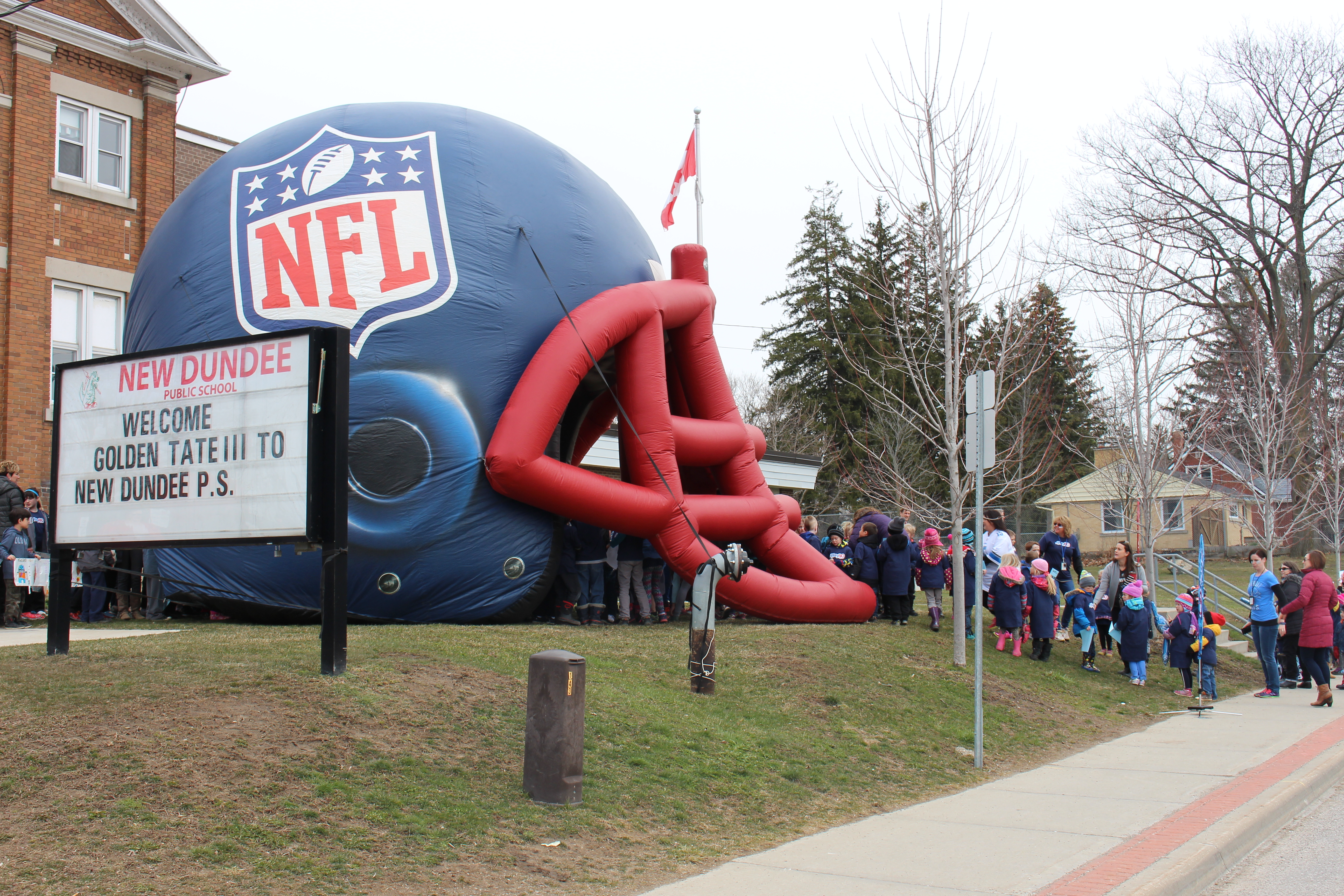 New Dundee PS patiently waits for their special NFL guest! 